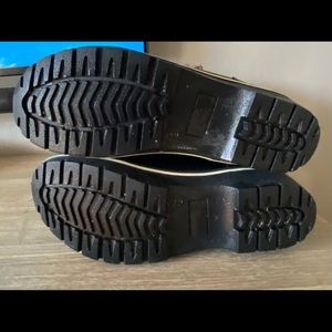 Really comfy, snow or winter boots!